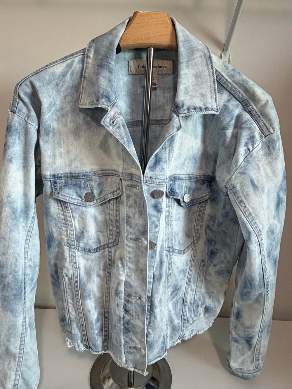 Calvin Klein Jeans Women's Light Blue Tie-Dye Cropped Denim Jacket